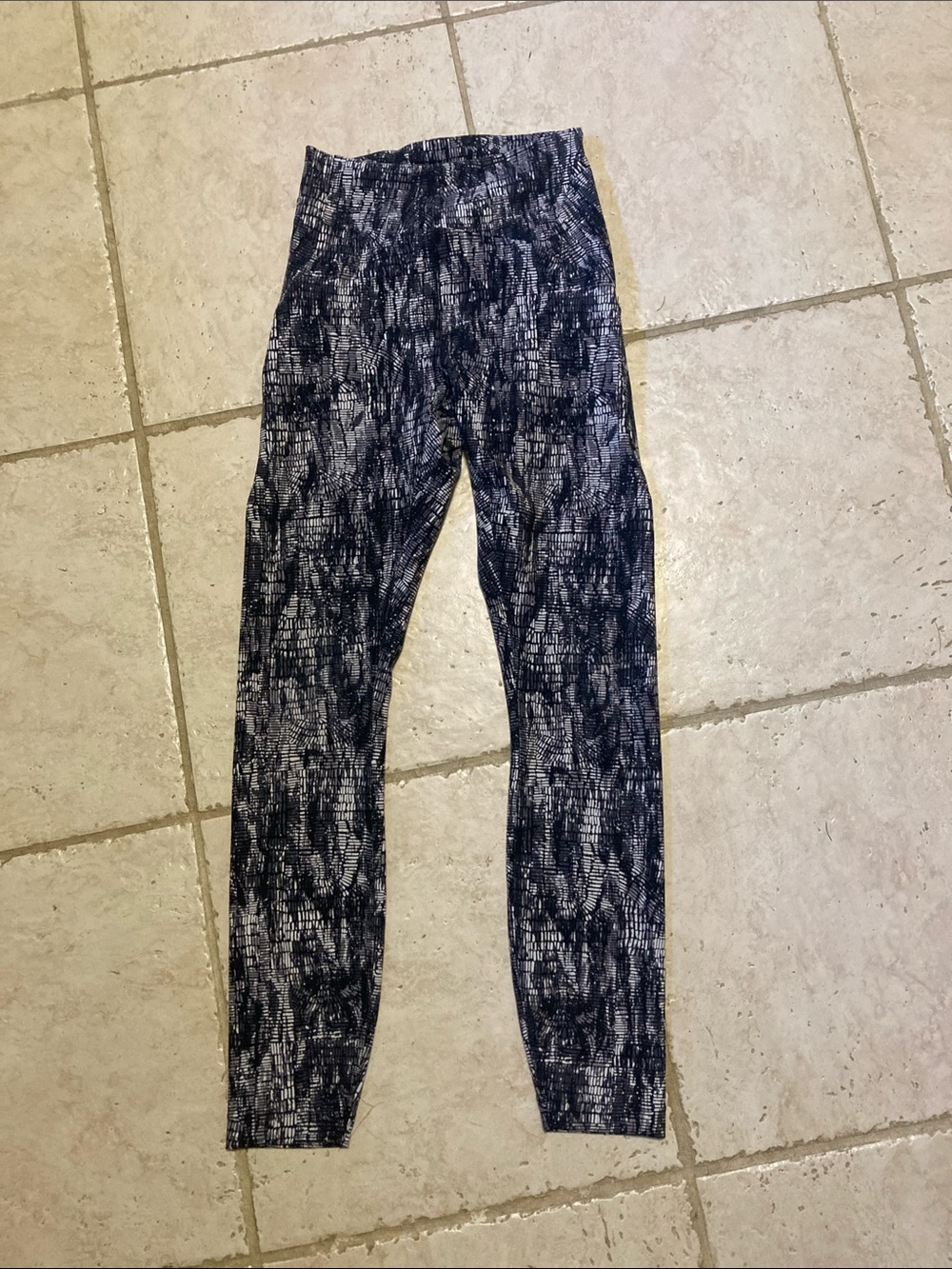 Lululemon InStill High Rise Tight Leggings 25” Lino Slide white black size 2